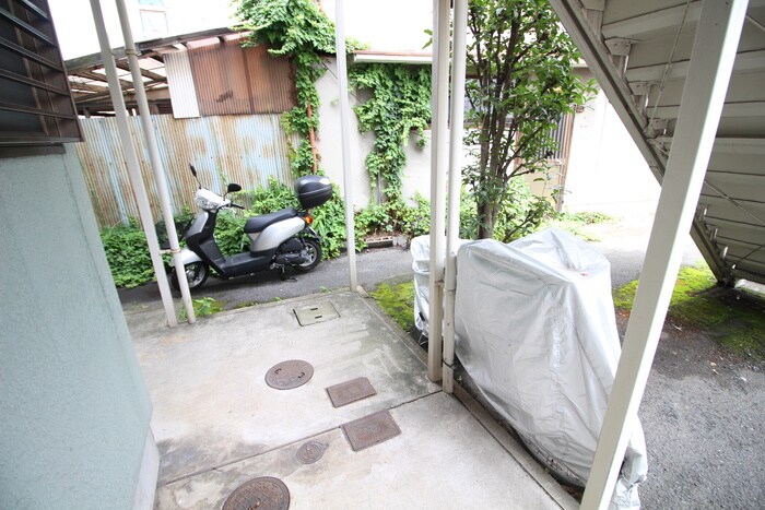 物件外観写真3　(バイク置き場)