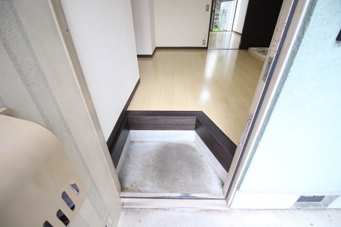 物件内観写真14　(玄関)