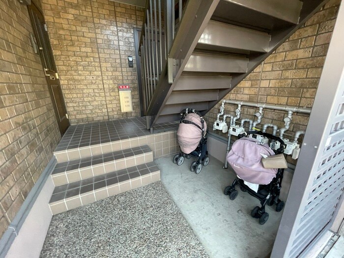 物件外観写真3　(エントランス部分)