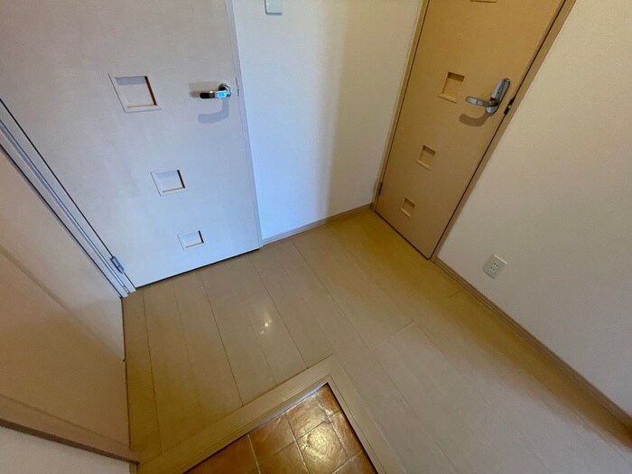 物件内観写真18　(玄関)