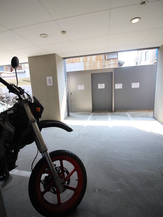 物件外観写真5　(バイク置き場)