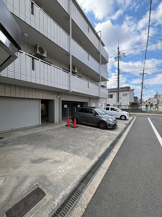 物件外観写真4　(駐車場)