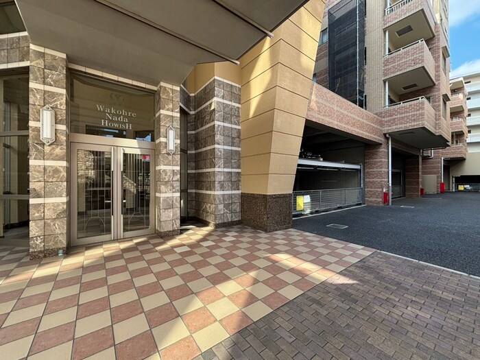 物件外観写真2　(エントランス部分)