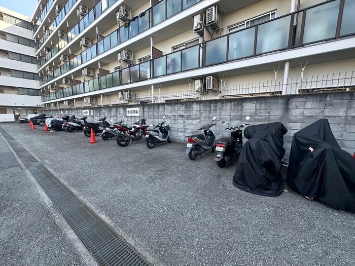 物件外観写真4　(バイク置き場)