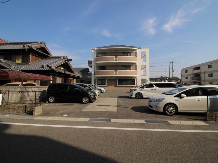 物件外観写真6　(駐車場)