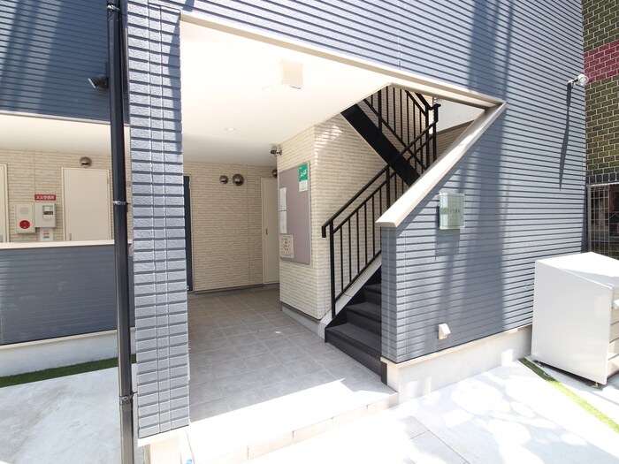 物件外観写真2　(エントランス部分)