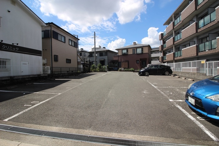物件外観写真5　(駐車場)