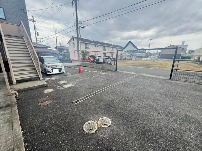 物件外観写真2　(駐車場)