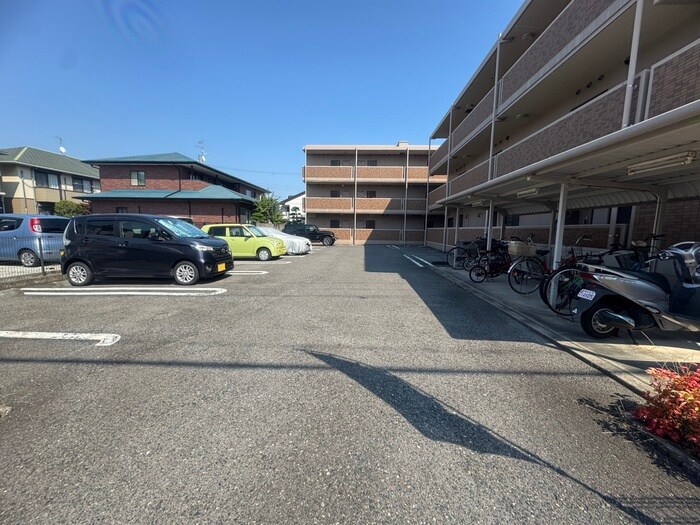 物件外観写真5　(駐車場)