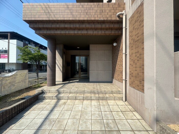 物件外観写真6　(エントランス部分)