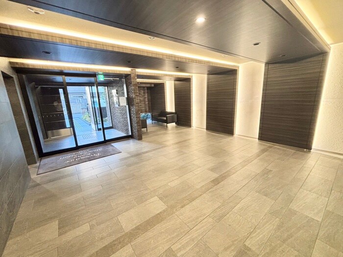 物件外観写真2　(エントランス部分)