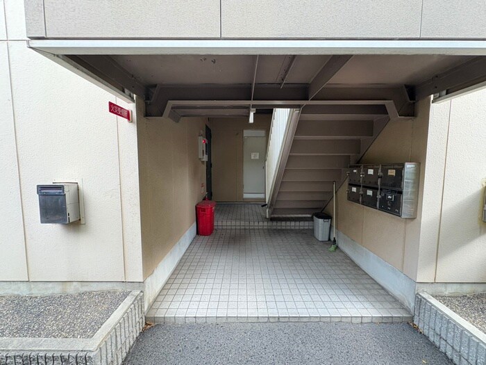 物件外観写真2　(エントランス部分)