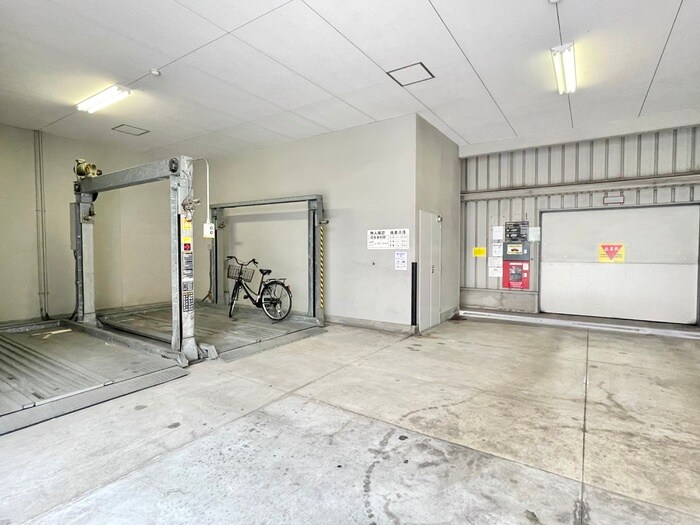 物件外観写真6　(駐車場)