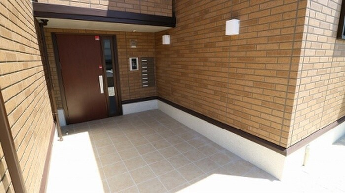 物件外観写真2　(エントランス部分)