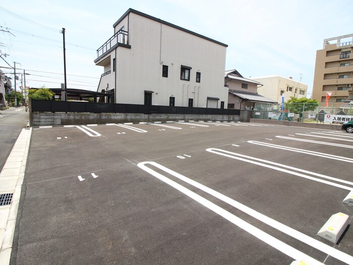 物件外観写真3　(駐車場)