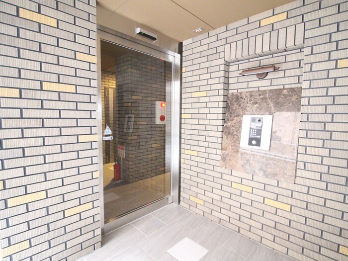 物件外観写真5　(エントランス部分)