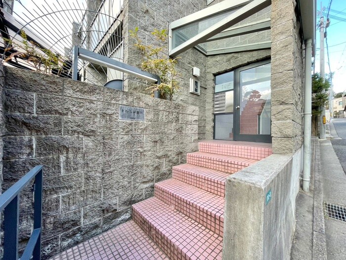 物件外観写真2　(エントランス部分)