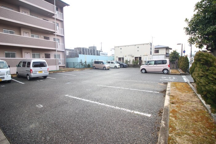 物件外観写真6　(駐車場)