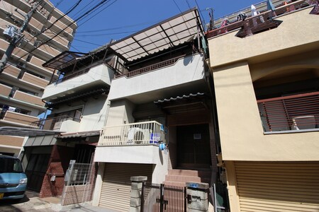 天下茶屋東２丁目戸建て駐車場付外観写真