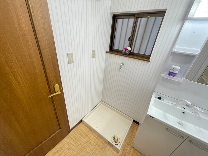 物件内観写真16　(洗濯機置場)