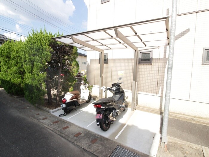 物件外観写真4　(バイク置き場)