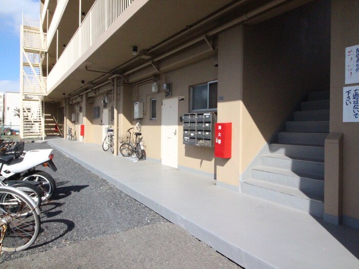 物件外観写真3　(エントランス部分)