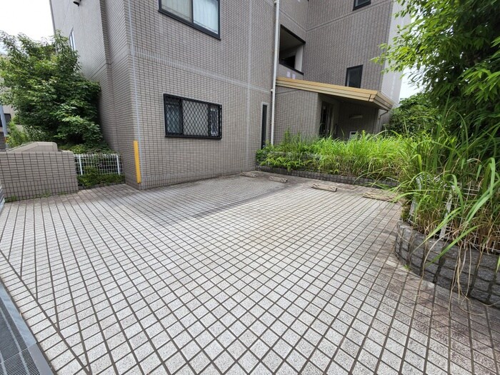 物件外観写真4　(駐車場)