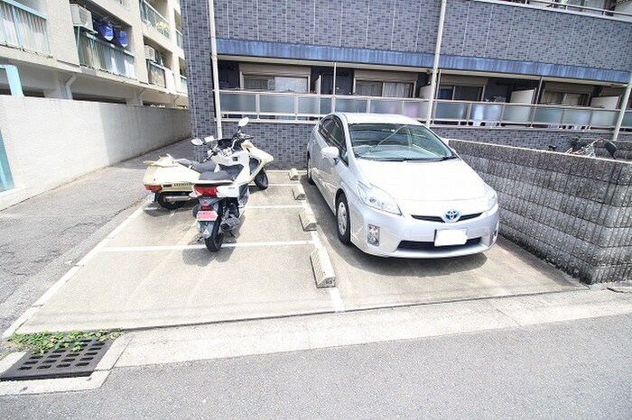 物件外観写真5　(駐車場)