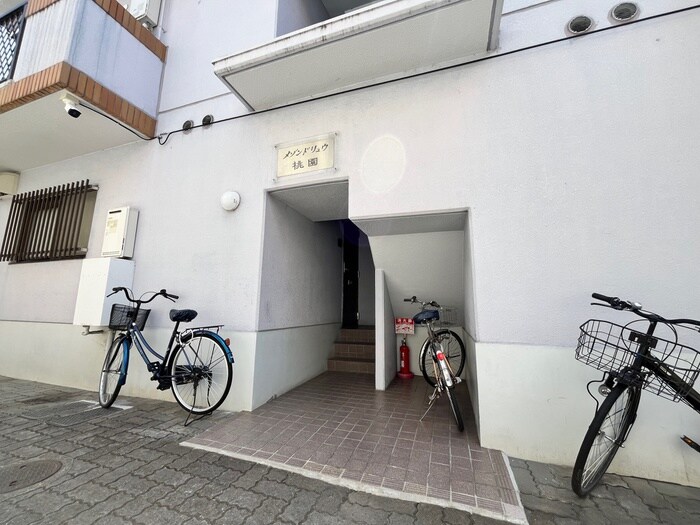 物件外観写真3　(エントランス部分)