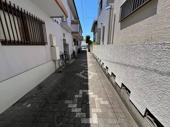 物件外観写真4　(エントランス部分)