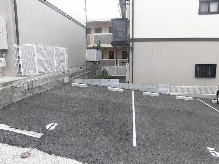 物件外観写真3　(駐車場)