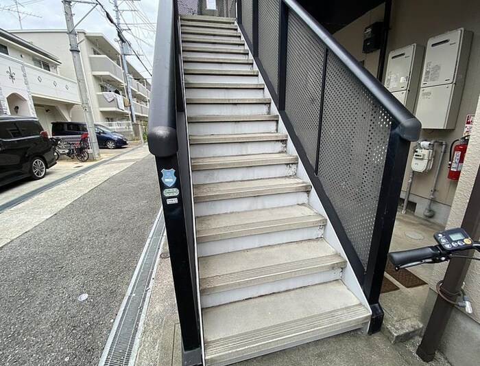 物件外観写真6　(エントランス部分)