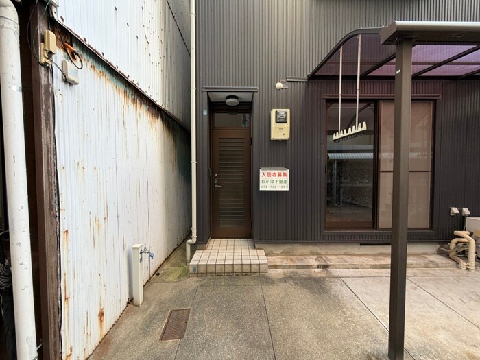 物件外観写真3　(エントランス部分)