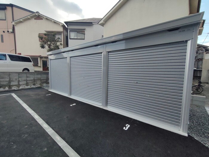 物件外観写真4　(バイク置き場)