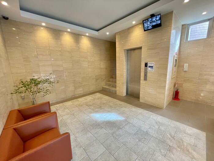 物件外観写真4　(エントランス部分)