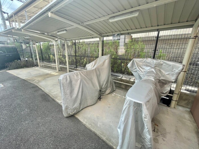 物件外観写真6　(バイク置き場)
