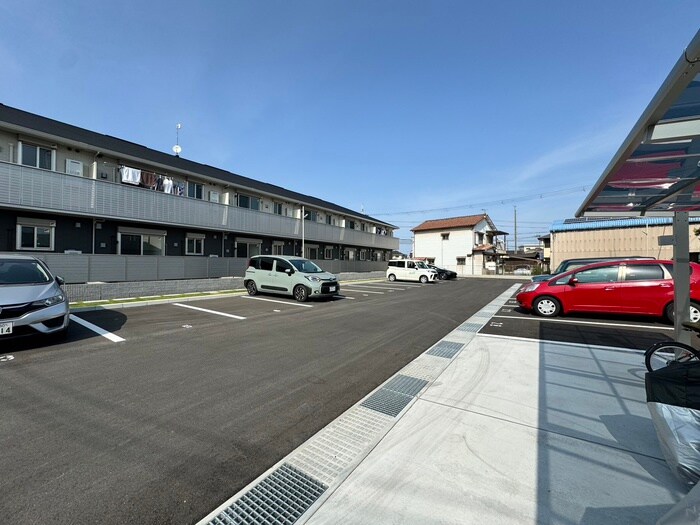 物件外観写真4　(駐車場)