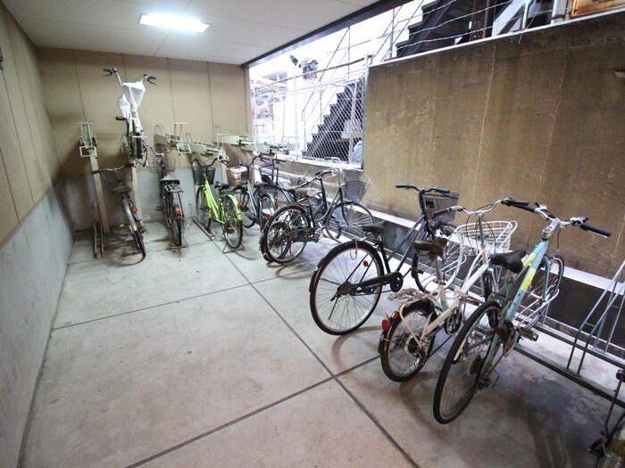 物件外観写真2　(駐輪場)