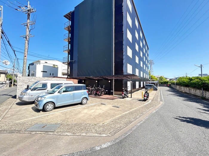 物件外観写真3　(駐車場)