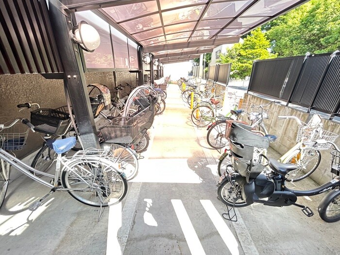 物件外観写真4　(駐輪場)