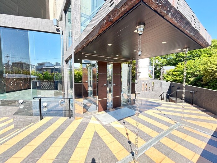 物件外観写真6　(エントランス部分)