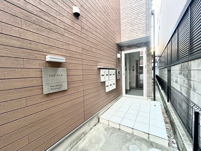 物件外観写真2　(エントランス部分)