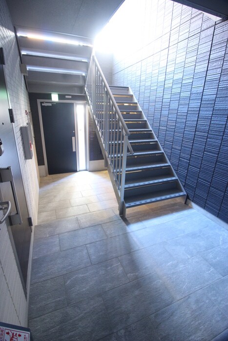 物件外観写真6　(エントランス部分)