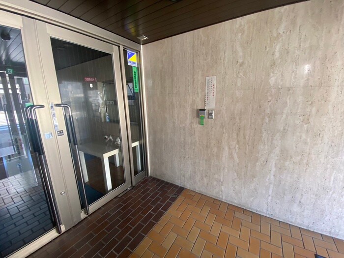 ロイヤルハイツ土佐堀のエントランス部分