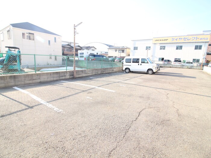 物件外観写真4　(駐車場)