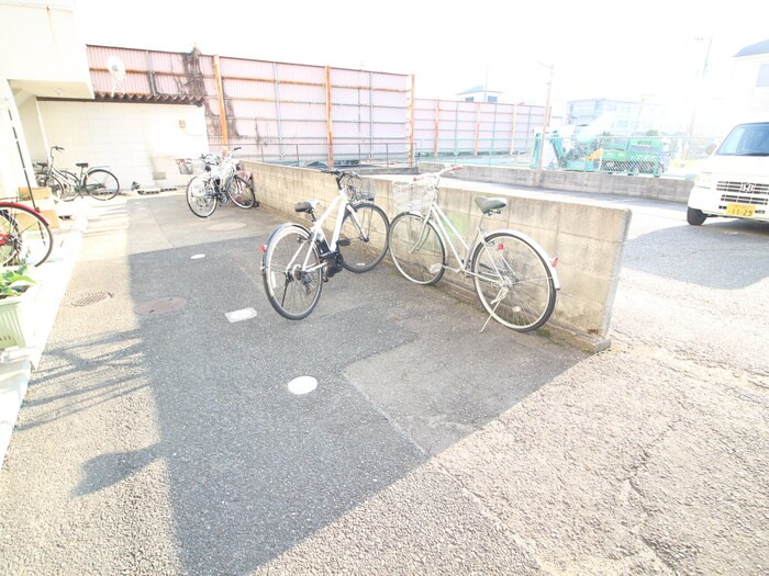 物件外観写真5　(駐輪場)