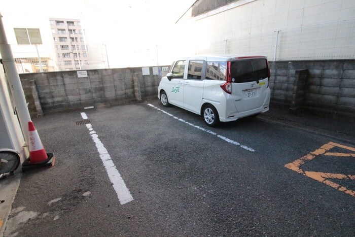 物件外観写真5　(駐車場)