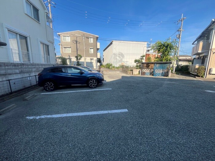 物件外観写真3　(駐車場)