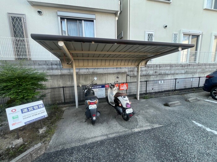 物件外観写真4　(バイク置き場)