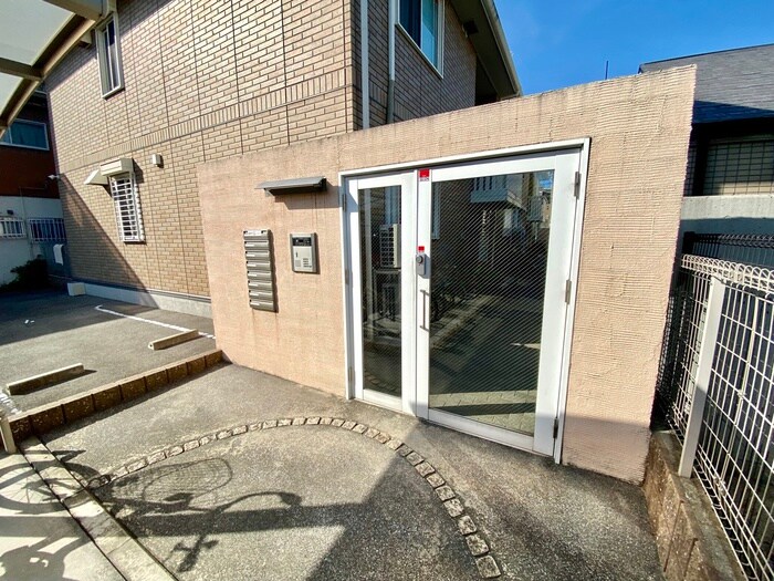 物件外観写真2　(エントランス部分)